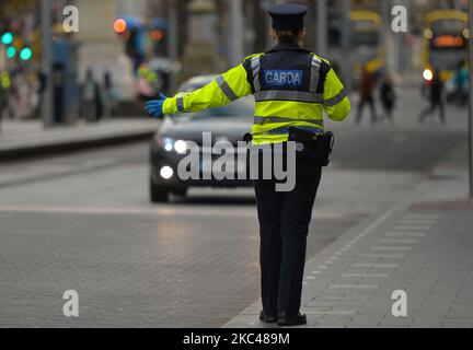 Le poste de contrôle de la Garde (police irlandaise) près du bureau de poste général sur O'Connell Street, dans le centre-ville de Dublin. L'opération Fanacht (issue de la "staying" irlandaise) a repris sur 22 octobre à travers l'Irlande après l'introduction de restrictions de verrouillage de niveau 5. Il s'agit de 132 points de contrôle montés par jour sur de nombreuses routes principales, parcs, lieux naturels et équipements publics, et des centaines de points de contrôle sur des routes secondaires et dans des villes et villages, ainsi que plus de 2 500 gardaí en service, l'accent étant mis principalement sur les points de contrôle et les patrouilles à haute visibilité. Jeudi, 19 novembre 2020, à Dublin, Irelan Banque D'Images