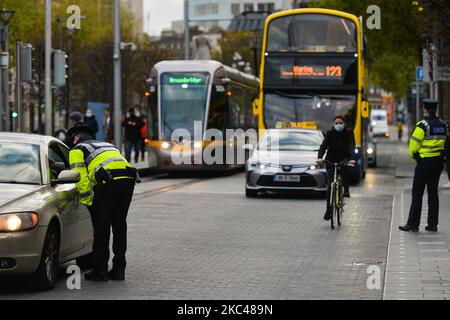 Le poste de contrôle de la Garde (police irlandaise) près du bureau de poste général sur O'Connell Street, dans le centre-ville de Dublin. L'opération Fanacht (issue de la "staying" irlandaise) a repris sur 22 octobre à travers l'Irlande après l'introduction de restrictions de verrouillage de niveau 5. Il s'agit de 132 points de contrôle montés par jour sur de nombreuses routes principales, parcs, lieux naturels et équipements publics, et des centaines de points de contrôle sur des routes secondaires et dans des villes et villages, ainsi que plus de 2 500 gardaí en service, l'accent étant mis principalement sur les points de contrôle et les patrouilles à haute visibilité. Jeudi, 19 novembre 2020, à Dublin, Irelan Banque D'Images