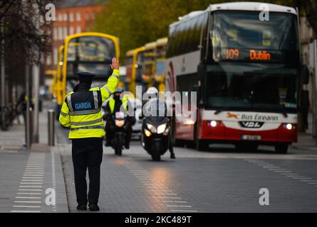 Le poste de contrôle de la Garde (police irlandaise) près du bureau de poste général sur O'Connell Street, dans le centre-ville de Dublin. L'opération Fanacht (issue de la "staying" irlandaise) a repris sur 22 octobre à travers l'Irlande après l'introduction de restrictions de verrouillage de niveau 5. Il s'agit de 132 points de contrôle montés par jour sur de nombreuses routes principales, parcs, lieux naturels et équipements publics, et des centaines de points de contrôle sur des routes secondaires et dans des villes et villages, ainsi que plus de 2 500 gardaí en service, l'accent étant mis principalement sur les points de contrôle et les patrouilles à haute visibilité. Jeudi, 19 novembre 2020, à Dublin, Irelan Banque D'Images