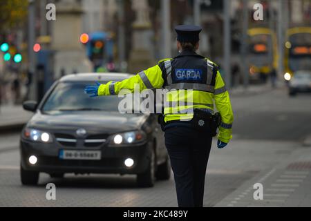 Le poste de contrôle de la Garde (police irlandaise) près du bureau de poste général sur O'Connell Street, dans le centre-ville de Dublin. L'opération Fanacht (issue de la "staying" irlandaise) a repris sur 22 octobre à travers l'Irlande après l'introduction de restrictions de verrouillage de niveau 5. Il s'agit de 132 points de contrôle montés par jour sur de nombreuses routes principales, parcs, lieux naturels et équipements publics, et des centaines de points de contrôle sur des routes secondaires et dans des villes et villages, ainsi que plus de 2 500 gardaí en service, l'accent étant mis principalement sur les points de contrôle et les patrouilles à haute visibilité. Jeudi, 19 novembre 2020, à Dublin, Irelan Banque D'Images