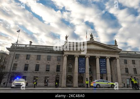 Le poste de contrôle de la Garde (police irlandaise) près du bureau de poste général sur O'Connell Street, dans le centre-ville de Dublin. L'opération Fanacht (issue de la "staying" irlandaise) a repris sur 22 octobre à travers l'Irlande après l'introduction de restrictions de verrouillage de niveau 5. Il s'agit de 132 points de contrôle montés par jour sur de nombreuses routes principales, parcs, lieux naturels et équipements publics, et des centaines de points de contrôle sur des routes secondaires et dans des villes et villages, ainsi que plus de 2 500 gardaí en service, l'accent étant mis principalement sur les points de contrôle et les patrouilles à haute visibilité. Jeudi, 19 novembre 2020, à Dublin, Irelan Banque D'Images