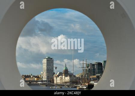 Vue générale sur le centre-ville de Dublin depuis le pont Samuel Beckett. Jeudi, 19 novembre 2020, à Dublin, Irlande. (Photo par Artur Widak/NurPhoto) Banque D'Images