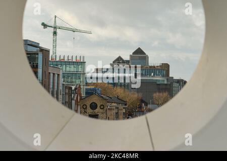 Vue générale du centre-ville de Dublin avec le siège de la banque Ulster au centre, vue depuis le pont Samuel Beckett. Jeudi, 19 novembre 2020, à Dublin, Irlande. (Photo par Artur Widak/NurPhoto) Banque D'Images