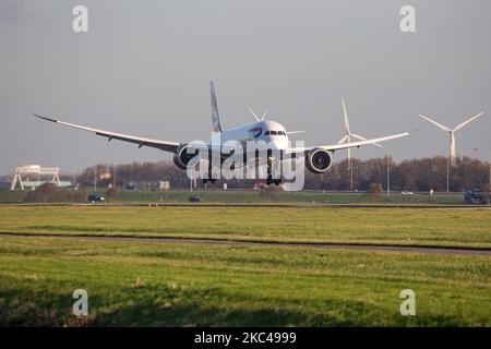 Boeing 787-8 Dreamliner de British Airways, tel qu'il a été vu lors de l'approche finale en vol, en touchant, en atterrissant et en train de rouler à l'aéroport international d'Amsterdam Schiphol AMS EHAM, aux pays-Bas, sur la piste Polderbaan. L'avion de BA, moderne et avancé, à corps large, est immatriculé G-ZBJG et est équipé de 2x moteurs à réaction RR Rolls Royce. British Airways est le porte-drapeau du Royaume-Uni qui relie Londres Heathrow en Angleterre à la ville néerlandaise d'Amsterdam. BAW Speedbird est la propriété de IAG International Airlines Group et est membre de l'alliance aérienne oneworld. Le passager mondial Banque D'Images