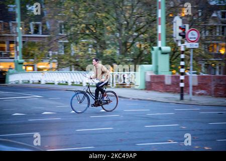 Un homme à vélo à Utrecht. La vie quotidienne à Utrecht, la quatrième plus grande ville hollandaise avec l'ancienne ville dans le centre et la plus grande université aux pays-Bas. Les gens sont vus à pied et à vélo dans le centre-ville près des canaux. 14 novembre 2020 (photo de Nicolas Economou/NurPhoto) Banque D'Images