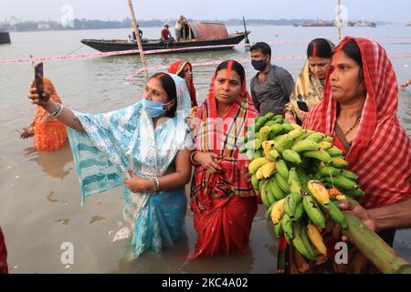 Les dévotés hindous proposent des prières sur les rives du Gange à l'occasion du festival de Chhat, dédié à l'adoration du Dieu Soleil, à Kolkata, Inde, sur 20 novembre,2020. (Photo de Debajyoti Chakraborty/NurPhoto) Banque D'Images