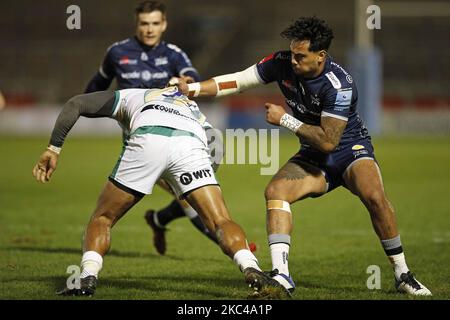 Denny Solomona de sale s'attaque à un joueur de Northampton lors du match de Premiership de Gallagher entre sale Sharks et Northampton Saints au stade AJ Bell, Eccles, le vendredi 20th novembre 2020.(photo de Chris Donnelly/MI News/NurPhoto) Banque D'Images