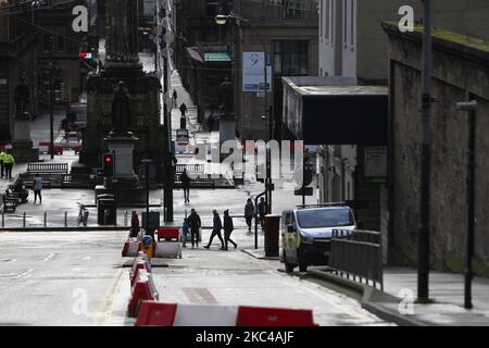 Les membres du public dans le centre-ville de Glasgow le premier jour de mesures locales plus strictes de confinement à 21 novembre 2020, à Glasgow, en Écosse. 11 zones de conseil de la ceinture centrale, y compris Glasgow, ont pénétré hier dans le plus haut niveau de restrictions de l'Écosse. À 6 h 00pm, tous les magasins, pubs, restaurants, salles de gym et salons de coiffure non essentiels ont été forcés de fermer leurs portes pendant une période de trois semaines. (Photo par Ewan Bootman/NurPhoto) Banque D'Images