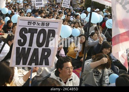 Un manifestant tient un rassemblement contre la guerre contre l'intervention militaire du gouvernement sud-coréen en Irak sur la place du parc Jongmyo à Séoul, en Corée du Sud, sur 4 avril 2003. (Photo de Seung-il Ryu/NurPhoto) Banque D'Images