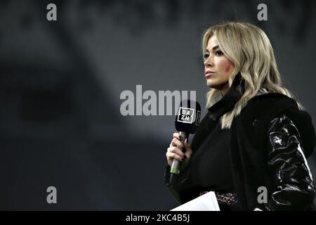 Diletta Leotta sur le côté du terrain devant la série Un match entre Juventus et Cagliari Calcio au stade Allianz de 21 novembre 2020 à Turin, Italie. (Photo de Giuseppe Cottini/NurPhoto) Banque D'Images