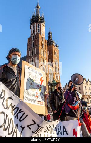 Les activistes des droits des femmes et leurs partisans auprès des familles sont vus sur la place du marché principal lors d'une marche familiale au cours de la cinquième semaine de manifestations pro-choix à Cracovie, en Pologne, sur 21 novembre 2020. Les militants protestent à Cracovie et dans d'autres villes et villes polonaises pendant plus d'un mois pour exprimer leur colère contre la décision du Tribunal constitutionnel polonais, qui a resserré des lois déjà strictes sur l'avortement. La question s'est étendue à des manifestations antigouvernementales plus générales. Les manifestants sont vus dans des masques protecteurs en raison d'une pandémie de coronavirus. (Photo par Dominika Zarzycka/NurPhoto) Banque D'Images