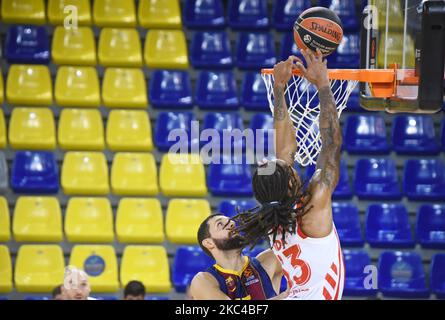 Nikola Mirotic et Emanuel Terry pendant le match entre le FC Barcelone et KK Crvena zvezda, correspondant à la semaine 10 de l'Euroligue, joué au Palau Blaugrana, le 20th novembre 2020, à Barcelone, Espagne. (Photo de Noelia Deniz/Urbanandsport/NurPhoto) Banque D'Images