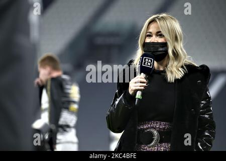 Diletta Leotta sur le côté du terrain devant la série Un match entre Juventus et Cagliari Calcio au stade Allianz de 21 novembre 2020 à Turin, Italie. (Photo de Giuseppe Cottini/NurPhoto) Banque D'Images