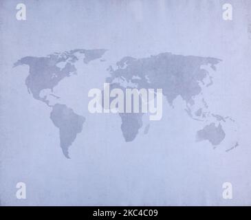 Carte du monde sur un papier vieilli et abîmé. Arrière-plan en papier texturé plein format haute résolution. Ancienne, carte du monde vintage, teinte bleue. Banque D'Images