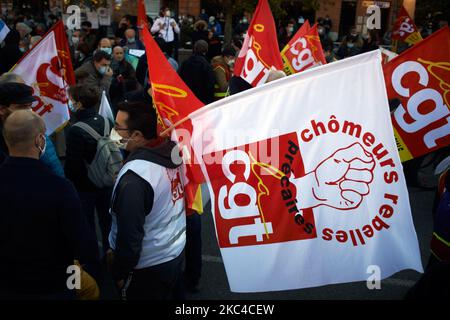 Un drapeau de la section syndicale de la CGT «chômeurs». Des milliers de manifestants sont descendus dans la rue après l'appel d'ONG (Amnesty International, Human Rights League), de syndicats (CGT, CNT, FO, SAF ie Union of French Lawyers), les syndicats de journalistes (SNJ, SNJ-CGT) et les partis politiques pour une protestation contre le projet de loi appelé « loi sur la sécurité mondiale » promu par le président français Macron et sa majorité. Ils ont également appelé à plus de moyens pour les hôpitaux comme la vague de Covid-19 de 2nd est ici. Certains gilets jaunes sont également venus pour le 2nd anniversaire de leur première manifestation. La marche s'est terminée au milieu de nuages de gaz lacrymogène Banque D'Images