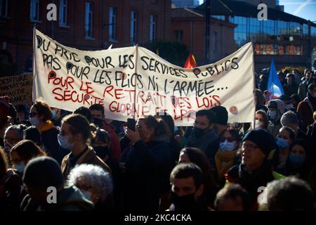 Une bannière lit « pour les services publics, pas pour la police et l'armée. Pour le retrait de la loi sur la sécurité mondiale et de la loi sur la recherche». Des milliers de manifestants sont descendus dans la rue après l'appel d'ONG (Amnesty International, Human Rights League), de syndicats (CGT, CNT, FO, SAF ie Union of French Lawyers), les syndicats de journalistes (SNJ, SNJ-CGT) et les partis politiques pour une protestation contre le projet de loi appelé « loi sur la sécurité mondiale » promu par le président français Macron et sa majorité. Ils ont également appelé à plus de moyens pour les hôpitaux comme la vague de Covid-19 de 2nd est ici. Certains gilets jaunes Banque D'Images