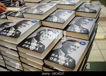 Le nouveau livre de l'ancien président américain Barack Obama, « A Promise Land », est vu dans une librairie de New York sur 21 novembre 2020. - L'ancien président américain Barack Obama écrit dans un nouveau mémoire qu'il est encore déchiré par ses choix du Printemps arabe, reconnaissant qu'il n'était pas cohérent dans lequel les dirigeants doivent se retirer du pouvoir. (Photo de John Nacion/NurPhoto) Banque D'Images