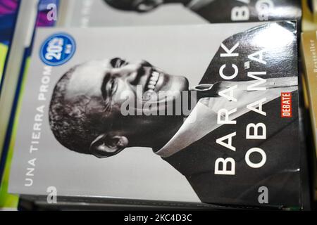 Le nouveau livre de l'ancien président américain Barack Obama, « A Promise Land », est vu dans une librairie de New York sur 21 novembre 2020. - L'ancien président américain Barack Obama écrit dans un nouveau mémoire qu'il est encore déchiré par ses choix du Printemps arabe, reconnaissant qu'il n'était pas cohérent dans lequel les dirigeants doivent se retirer du pouvoir. (Photo de John Nacion/NurPhoto) Banque D'Images