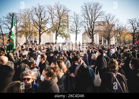 Vue générale de la foule massée ce samedi, 21 novembre 2020, comme plusieurs milliers de personnes ont manifesté sur la place du Trocadéro à Paris pour protester contre le projet de loi sur la sécurité mondiale actuellement débattu à l'Assemblée nationale. De nombreux groupes défendant les droits de l'homme, la liberté et la liberté de la presse ont appelé à cette manifestation contre un projet de loi qui prévoit d'interdire la diffusion d'images de policiers français sur les réseaux sociaux. Des affrontements se sont produits à la fin de la démonstration. (Photo de Samuel Boivin/NurPhoto) Banque D'Images