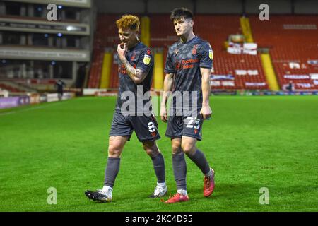 Jack Colback de la forêt de Nottingham et Joe Lolley de la forêt de Nottingham qui ont été abattu après une défaite de 2-0 lors du match de championnat Sky Bet entre Barnsley et la forêt de Nottingham à Oakwell, Barnsley, le samedi 21st novembre 2020. (Photo de Jon Hobley/MI News/NurPhoto) Banque D'Images