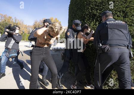Une militante de la FEMIN, retenue par la police lorsqu'elle protestait contre les célébrations fascistes avant le début d'un rassemblement commémorant le 45th anniversaire de la mort de l'ancien dictateur espagnol, le général Francisco Franco, sur la Plaza de Oriente on 22 novembre 2020 à Madrid, en Espagne. Le général Francisco Franco Bahamonde a été le dictateur de l'Espagne de 1939, après la fin de la guerre civile espagnole, jusqu'à sa mort en 1975. (Photo par Oscar Gonzalez/NurPhoto) Banque D'Images