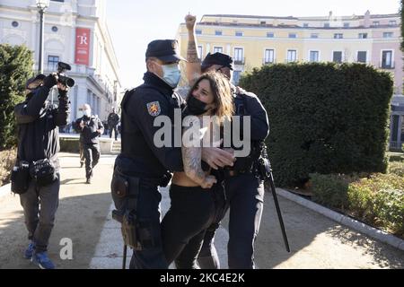 Une militante de la FEMIN, retenue par la police lorsqu'elle protestait contre les célébrations fascistes avant le début d'un rassemblement commémorant le 45th anniversaire de la mort de l'ancien dictateur espagnol, le général Francisco Franco, sur la Plaza de Oriente on 22 novembre 2020 à Madrid, en Espagne. Le général Francisco Franco Bahamonde a été le dictateur de l'Espagne de 1939, après la fin de la guerre civile espagnole, jusqu'à sa mort en 1975. (Photo par Oscar Gonzalez/NurPhoto) Banque D'Images