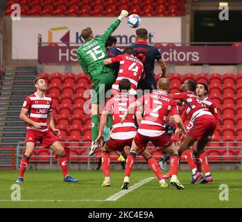 Joe Lumley manque une chance de frapper clair alors que Charlie Wyke se dirige vers le grand dans la première moitié lors du match de la Sky Bet League 1 entre Doncaster Rovers et Sunderland au Keepmoat Stadium, Doncaster, le samedi 21st novembre 2020. (Photo par Michael Driver/MI News/NurPhoto) Banque D'Images