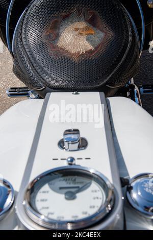 Un siège en cuir sur une moto Harley Davidson avec un aigle doré brodé dessus Banque D'Images