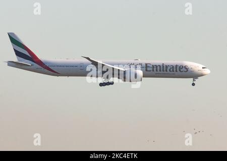 Emirates Boeing 777 tel qu'il a été vu voler, sur l'approche finale pour l'atterrissage à l'aéroport international d'Amsterdam Schiphol AMS EHAM aux pays-Bas. L'avion long-courrier à corps large est équipé de l'enregistrement A6-EQE et est alimenté par des moteurs à jet 2x GE. Emirates EK TH porte-drapeau des Émirats arabes Unis relie Dubaï à la ville néerlandaise sur une base quotidienne trasnporting également beaucoup de cargaison. Le trafic mondial de passagers a diminué pendant la pandémie du coronavirus covid-19, l'industrie luttant pour survivre. Amsterdam, pays-Bas sur 18 novembre 2020 (photo de Nicolas Economou/NurPhoto) Banque D'Images