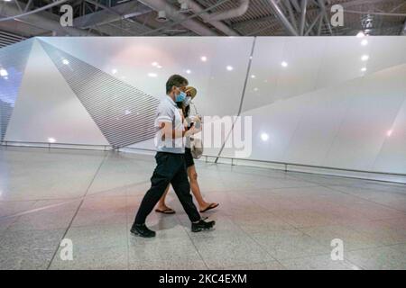 Passagers vus avec les masques obligatoires dans le hall principal des départs du terminal de l'aéroport international d'Athènes ATH LGAV en Grèce. De nombreux pays ont inclus la Grèce réintroduire des mesures de coronavirus comme le verrouillage, la quarantaine et les restrictions de voyage. Les passagers portant des masques et des gants, utilisant des désinfectants pour les mains comme mesure préventive contre la propagation de la pandémie COVID-19. La Grèce et l'Europe ont fermé les frontières des personnes en dehors de l'Europe et de la zone Schengen pendant longtemps, mais la Grèce a commencé à lever l'interdiction de circulation depuis juin 2020 pour stimuler l'indést de l'économie, des voyages et du tourisme Banque D'Images