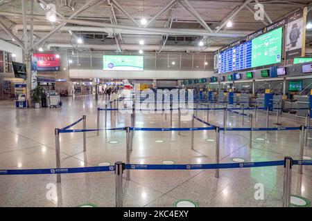 Passagers vus avec les masques obligatoires dans le hall principal des départs du terminal de l'aéroport international d'Athènes ATH LGAV en Grèce. De nombreux pays ont inclus la Grèce réintroduire des mesures de coronavirus comme le verrouillage, la quarantaine et les restrictions de voyage. Les passagers portant des masques et des gants, utilisant des désinfectants pour les mains comme mesure préventive contre la propagation de la pandémie COVID-19. La Grèce et l'Europe ont fermé les frontières des personnes en dehors de l'Europe et de la zone Schengen pendant longtemps, mais la Grèce a commencé à lever l'interdiction de circulation depuis juin 2020 pour stimuler l'indést de l'économie, des voyages et du tourisme Banque D'Images