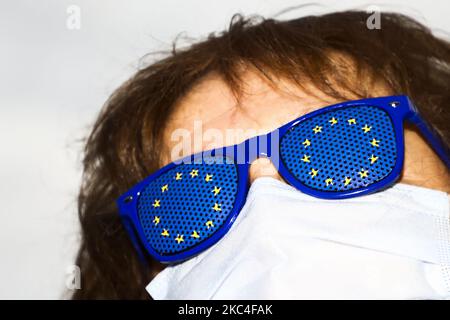 Une femme assiste à la manifestation anti-gouvernement « We're Staying, We're Europe » sur la place principale de Cracovie, en Pologne, sur 22 novembre 2020. L'UE fait face à des obstacles à l'approbation d'un paquet budgétaire après que la Hongrie et la Pologne se sont jurés d'opposer leur veto aux mesures sur les préoccupations relatives aux conditions attachées au financement. (Photo de Beata Zawrzel/NurPhoto) Banque D'Images