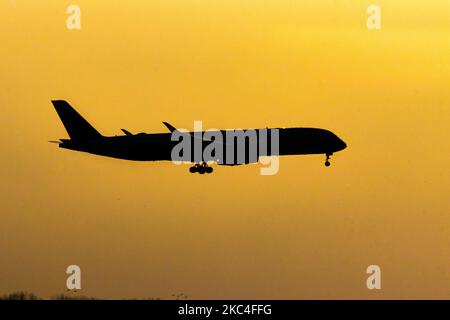 Heure d'or de l'aube et du lever du soleil avec couleurs chaudes du ciel de l'heure magique à l'aéroport international ECAM d'Amsterdam Schiphol AMS aux pays-Bas. Images tôt le matin de l'industrie de l'aviation avec la silhouette de la tour de contrôle et de l'avion d'atterrissage dans le paysage de SkyScape européen coloré. 22 novembre 2020 (photo de Nicolas Economou/NurPhoto) Banque D'Images