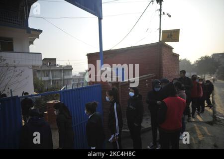 L'étudiant népalais se dirige vers l'école pour l'examen du conseil d'administration, alors que le Conseil national des examens mène l'examen de la 12e année de demain au milieu de la crise du coronavirus à Kirtipur, Katmandou, Népal mardi, 24 novembre 2020. (Photo de Narayan Maharajan/NurPhoto) Banque D'Images