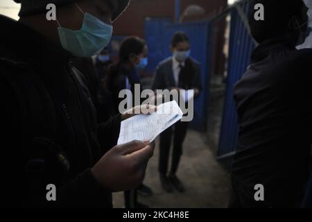 Contrôle des étudiants népalais le plan des sièges pour l'examen du conseil, alors que le Conseil national des examens mène l'examen de la Grade XII de demain au milieu de la crise du coronavirus à Kirtipur, Katmandou, Népal mardi, 24 novembre 2020. (Photo de Narayan Maharajan/NurPhoto) Banque D'Images