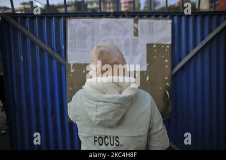 Un étudiant népalais vérifie le plan de siège pour l'examen du conseil d'administration, alors que le Conseil national des examens mène l'examen de la Grade XII de demain au milieu de la crise du coronavirus à Kirtipur, Katmandou, Népal mardi, 24 novembre 2020. (Photo de Narayan Maharajan/NurPhoto) Banque D'Images