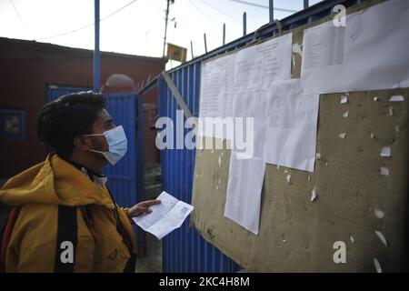 Un étudiant népalais vérifie le plan de siège pour l'examen du conseil d'administration, alors que le Conseil national des examens mène l'examen de la Grade XII de demain au milieu de la crise du coronavirus à Kirtipur, Katmandou, Népal mardi, 24 novembre 2020. (Photo de Narayan Maharajan/NurPhoto) Banque D'Images