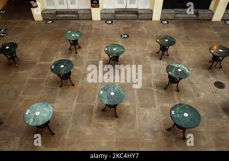 Les tables vides d'un restaurant temporairement fermé se trouvent dans la cour inférieure du marché couvert de Covent Garden à Londres, Angleterre, sur 23 novembre 2020. Dans toute l'Angleterre, les magasins non essentiels, ainsi que les bars, restaurants et autres commerces d'accueil restent fermés dans le cadre du deuxième confinement national du coronavirus, commencé à 5 novembre et qui doit expirer à 2 décembre. (Photo de David Cliff/NurPhoto) Banque D'Images