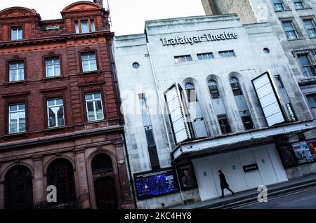 Un homme passe devant le Trafalgar Theatre temporairement fermé sur un Whitehall tranquille à Londres, en Angleterre, sur 23 novembre 2020. Dans toute l'Angleterre, les magasins non essentiels, ainsi que les bars, restaurants et autres commerces d'accueil restent fermés dans le cadre du deuxième confinement national du coronavirus, commencé à 5 novembre et qui doit expirer à 2 décembre. (Photo de David Cliff/NurPhoto) Banque D'Images