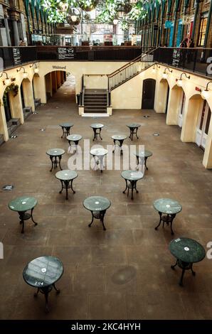 Les tables vides d'un restaurant temporairement fermé se trouvent dans la cour inférieure du marché couvert de Covent Garden à Londres, Angleterre, sur 23 novembre 2020. Dans toute l'Angleterre, les magasins non essentiels, ainsi que les bars, restaurants et autres commerces d'accueil restent fermés dans le cadre du deuxième confinement national du coronavirus, commencé à 5 novembre et qui doit expirer à 2 décembre. (Photo de David Cliff/NurPhoto) Banque D'Images