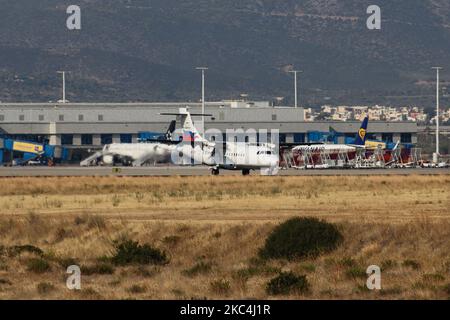 Un avion Sky Express ATR 42 comme vu décollage et vol de l'aéroport international d'Athènes ATH LGAV en Grèce. L'avion turbopropulseur au départ de la compagnie aérienne régionale SkyExpress a l'enregistrement SX-TEN. Sky Express GQ SEH AIR CRETE, l'exploitation aéronautique crétoise a des sièges à Athènes et des centres à Athènes, Héraklion Creta Island et Thessalonique. Le transporteur régional grec est la première compagnie aérienne à avoir commandé un Airbus A320neo pendant la pandémie de Covid-19, ciblant le marché intérieur et le tourisme. Le trafic mondial de passagers a diminué pendant l'ère de l'épidémie du coronavirus avec l'industrie Banque D'Images