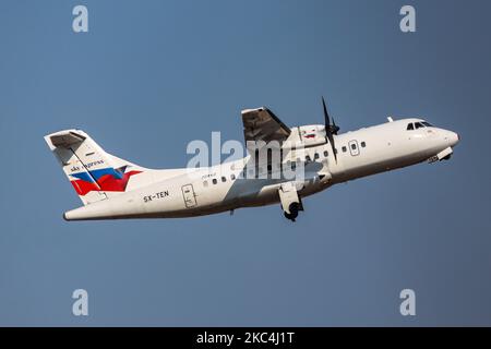 Un avion Sky Express ATR 42 tel qu'il a été vu décollage et vol de l'aéroport international d'Athènes ATH LGAV en Grèce dans le ciel bleu tandis que l'avion d'hélice rétracte le train d'atterrissage. L'avion turbopropulseur au départ de la compagnie aérienne régionale SkyExpress a l'enregistrement SX-TEN. Sky Express GQ SEH AIR CRETE, l'exploitation aéronautique crétoise a des sièges à Athènes et des centres à Athènes, Héraklion Creta Island et Thessalonique. Le transporteur régional grec est la première compagnie aérienne à avoir commandé un Airbus A320neo pendant la pandémie de Covid-19, ciblant le marché intérieur et le tourisme. Le passager mondial Banque D'Images