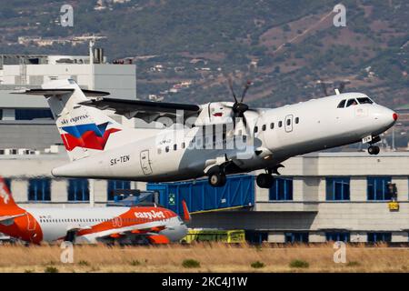 Un avion Sky Express ATR 42 comme vu décollage et vol de l'aéroport international d'Athènes ATH LGAV en Grèce. L'avion turbopropulseur au départ de la compagnie aérienne régionale SkyExpress a l'enregistrement SX-TEN. Sky Express GQ SEH AIR CRETE, l'exploitation aéronautique crétoise a des sièges à Athènes et des centres à Athènes, Héraklion Creta Island et Thessalonique. Le transporteur régional grec est la première compagnie aérienne à avoir commandé un Airbus A320neo pendant la pandémie de Covid-19, ciblant le marché intérieur et le tourisme. Le trafic mondial de passagers a diminué pendant l'ère de l'épidémie du coronavirus avec l'industrie Banque D'Images