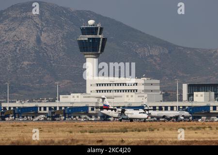 Un avion Sky Express ATR 42 tel qu'il a été vu décoller devant le terminal et la tour de contrôle de l'aéroport et voler de l'aéroport international d'Athènes ATH LGAV en Grèce. L'avion turbopropulseur au départ de la compagnie aérienne régionale SkyExpress a l'enregistrement SX-TEN. Sky Express GQ SEH AIR CRETE, l'exploitation aéronautique crétoise a des sièges à Athènes et des centres à Athènes, Héraklion Creta Island et Thessalonique. Le transporteur régional grec est la première compagnie aérienne à avoir commandé un Airbus A320neo pendant la pandémie de Covid-19, ciblant le marché intérieur et le tourisme. Le trafic mondial de passagers declin Banque D'Images