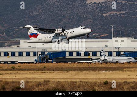 Un avion Sky Express ATR 42 comme vu décollage et vol de l'aéroport international d'Athènes ATH LGAV en Grèce. L'avion turbopropulseur au départ de la compagnie aérienne régionale SkyExpress a l'enregistrement SX-TEN. Sky Express GQ SEH AIR CRETE, l'exploitation aéronautique crétoise a des sièges à Athènes et des centres à Athènes, Héraklion Creta Island et Thessalonique. Le transporteur régional grec est la première compagnie aérienne à avoir commandé un Airbus A320neo pendant la pandémie de Covid-19, ciblant le marché intérieur et le tourisme. Le trafic mondial de passagers a diminué pendant l'ère de l'épidémie du coronavirus avec l'industrie Banque D'Images