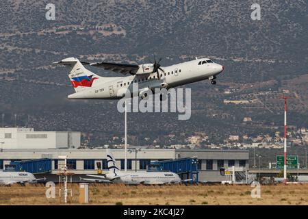 Un avion Sky Express ATR 42 comme vu décollage et vol de l'aéroport international d'Athènes ATH LGAV en Grèce. L'avion turbopropulseur au départ de la compagnie aérienne régionale SkyExpress a l'enregistrement SX-TEN. Sky Express GQ SEH AIR CRETE, l'exploitation aéronautique crétoise a des sièges à Athènes et des centres à Athènes, Héraklion Creta Island et Thessalonique. Le transporteur régional grec est la première compagnie aérienne à avoir commandé un Airbus A320neo pendant la pandémie de Covid-19, ciblant le marché intérieur et le tourisme. Le trafic mondial de passagers a diminué pendant l'ère de l'épidémie du coronavirus avec l'industrie Banque D'Images