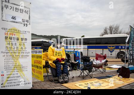 Kim Sung-mook, qui est en grève de la faim pendant 46 jours, siège sur un fauteuil lors d'une conférence de presse demandant l'enquête sur la vérité du ferry de Sewol devant le bureau présidentiel de 24 novembre 2020 à Séoul, en Corée du Sud. Kim, qui a secouru des étudiants en utilisant un tuyau d'incendie au moment de la catastrophe du ferry de Sewol, a fait grève de la faim depuis 10 octobre, exhorte à enquêter sur la catastrophe, à punir la personne responsable, et à la création d'une équipe spéciale d'enquête directement sous la présidence. (Photo de Chris Jung/NurPhoto) Banque D'Images