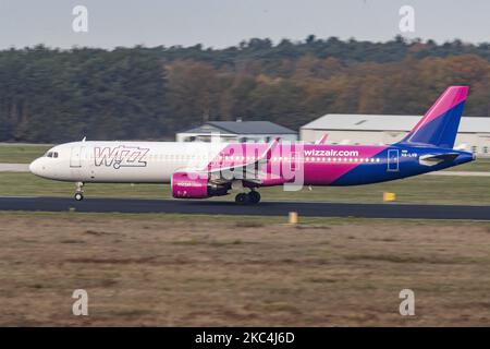 Les avions Wizz Air Airbus A321neo vus en train de rouler et de descendre, au départ de l'aéroport international Eindhoven EIN EHEH aux pays-Bas. Le nouvel avion moderne et avancé a 239 sièges dans une nouvelle configuration, il est la VERSION NÉO option de nouveau moteur d'Airbus offrant une consommation de carburant inférieure et CO2 émissions, ayant l'enregistrement HA-LVB et est alimenté par 2x moteurs à jet PW. Wizzair est une compagnie aérienne très économique dont le siège social est situé à Budapest, en Hongrie. Le trafic mondial de passagers a diminué pendant la pandémie du coronavirus covid-19, l'industrie luttant pour survivre. Eindhoven, pays-Bas Banque D'Images