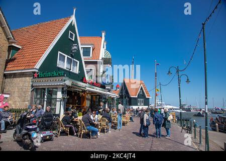 La vie quotidienne dans le village de pêcheurs traditionnel de Volendam avec l'architecture hollandaise dans le nord de la Hollande près d'Amsterdam aux pays-Bas. Volendam a un port et est une destination populaire et une attraction touristique dans le pays. Il y a de vieux bateaux de pêche, des vêtements traditionnels des habitants, un trajet en ferry pour Marken, des musées, des fromageries, des cafés et des boutiques de souvenirs au bord de l'eau et une petite plage. Il y a des maisons le long de la rive et une marina à proximité pour les touristes et les habitants comme visiteurs, de sorte que le tourisme est le principal revenu pour la communauté. Volendam a été présenté dans de nombreux films récents. Volendam - pays-Bas Banque D'Images