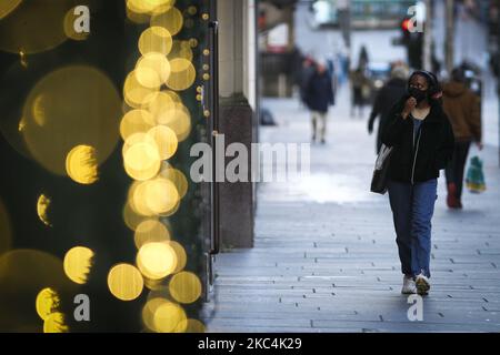 Membres du public dans le centre-ville de Glasgow sur 25 novembre 2020 à Glasgow, en Écosse. 11 zones de conseil de la ceinture centrale, y compris Glasgow, continuent de vivre sous le plus haut niveau de restrictions de l'Écosse. Tous les magasins, pubs, restaurants, salles de gym et salons de coiffure non essentiels ont été forcés de fermer leurs portes pendant une période de trois semaines. (Photo par Ewan Bootman/NurPhoto) Banque D'Images